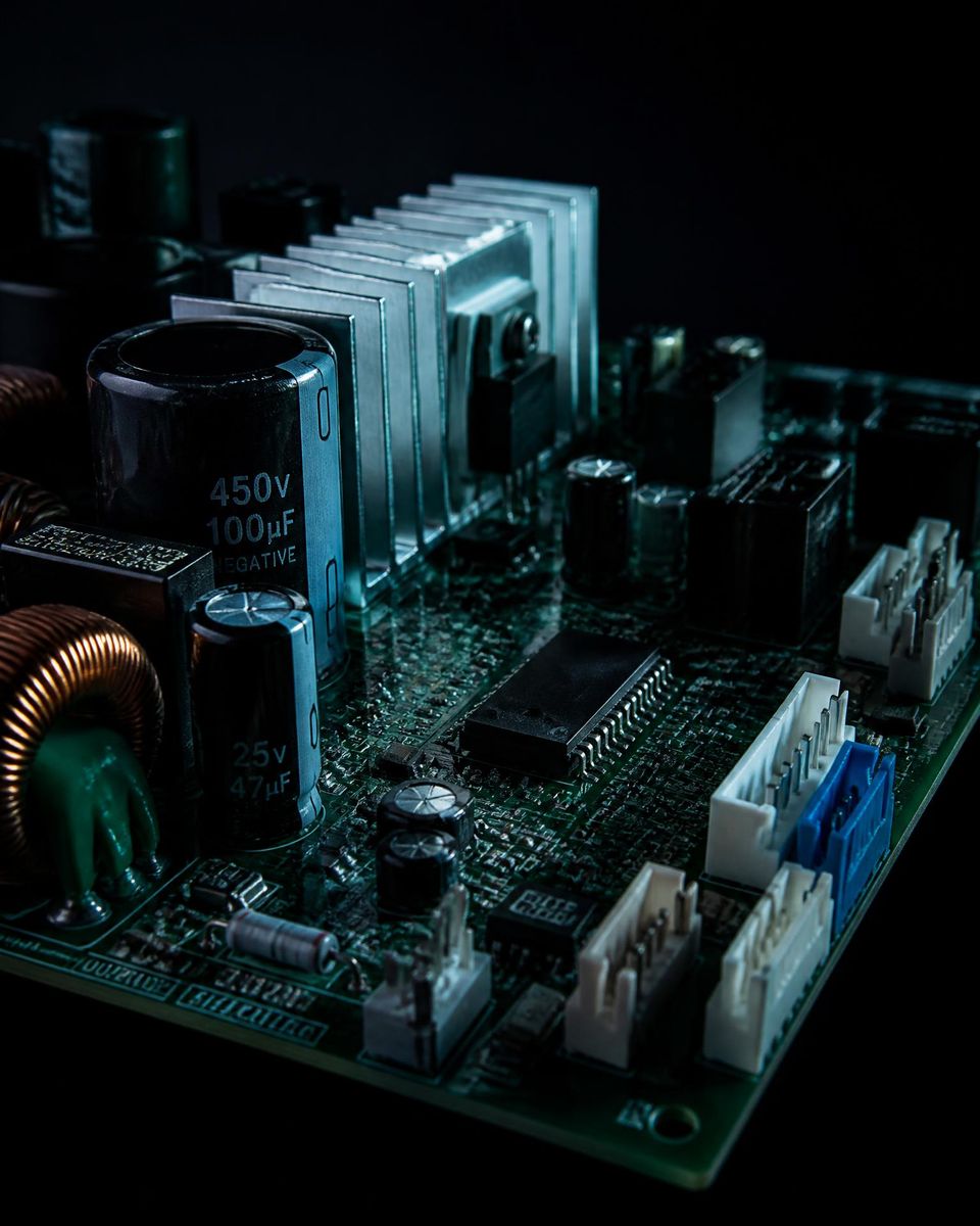 Placa eletrônica de ar-condicionado inverter em detalhe